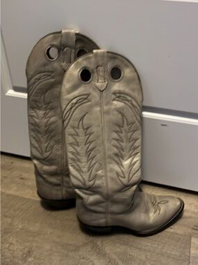 Leather Gray Western Boot Pair - Stylish Pull-On Design